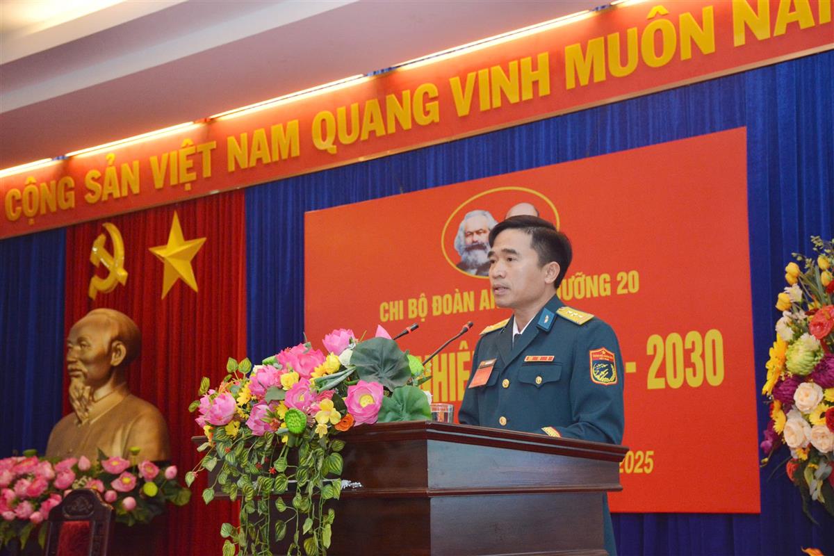 Thượng t&aacute; Nguyễn Đ&igrave;nh Thi, B&iacute; thư Chi bộ, Ph&oacute; đo&agrave;n trưởng Đo&agrave;n An điều dưỡng 20 tr&igrave;nh b&agrave;y B&aacute;o c&aacute;o ch&iacute;nh trị